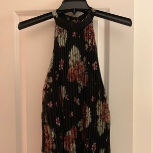 Sleeveless pleated top